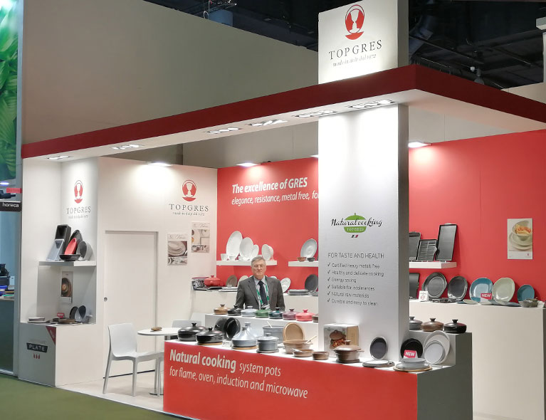 cucina sana con pentole in gres stand